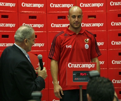 En la Eurocopa 2008 Pepe Reina se llevó 95 kilos en cerveza Cruzcampo