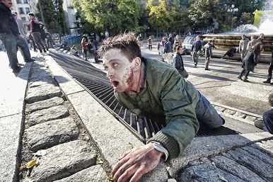 Un zombie tirado en la Plaza de España de Madrid