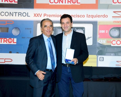 Félix Muñoz recogió la Medalla Control de mano de Javier San Román Pérez
