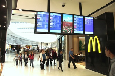 Las pantallas de Clear Channel están estratégicamente ubicadas en  los lugares de más tránsito del aeropuerto australiano