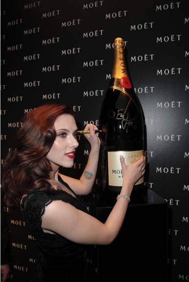 Scarlett Johansson firma una botella de Moët&Chandon