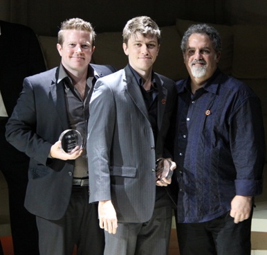 Jon Landau con los ganadores de Mofilm