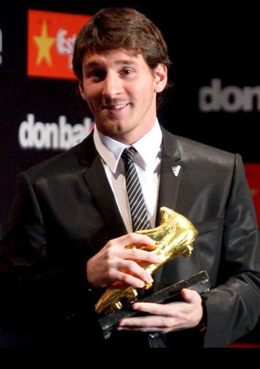 Messi recogió la Bota de Oro vestido de Dolce&Gabanna