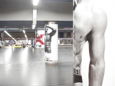 Los modelos de Calvin Klein adornan las columnas de la estación de  Chamartín