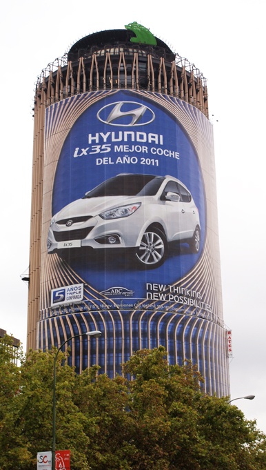 Hyundai envuelve la Torre de Europa