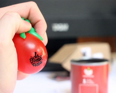Un tomate de goma para La Tomatina