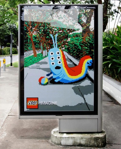 Una oruga de Lego se escapa del parque