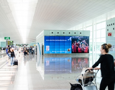 Videowalls de JCDecaux en el aeropuerto de Barcelona