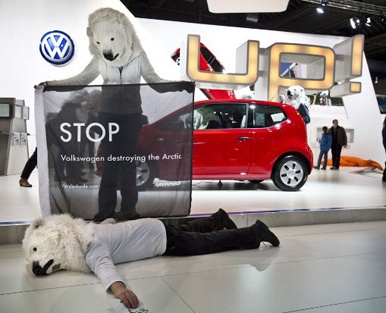 Los activistas de Greenpeace instaron a Volkswagen a 