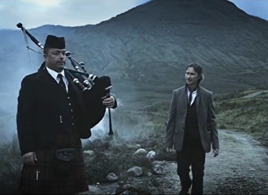 Robert Carlyle camina por las colinas escocesas