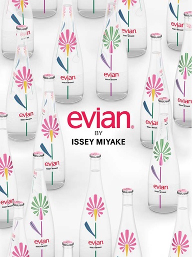 Un icono florarl viste la nueva edición limitada de las botellas Evian