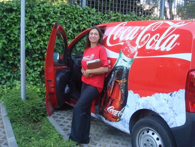 Repartidores y camiones de Coca-Cola se visten de rojo