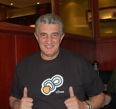 Fernando Romay con la camiseta de El Chupete Fashion