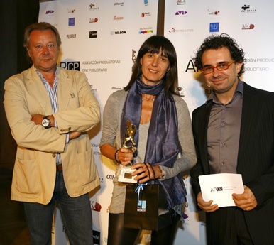 Eduardo Corcuera, Marta Argullós de Garage Films y Mago More en la  entrega del premio a la mejor idea creativa