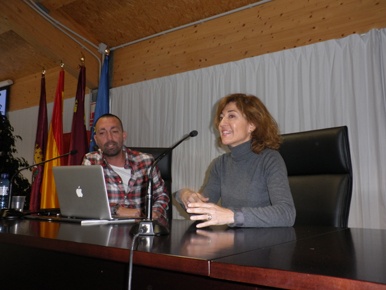 Germán Silva (Euro RSCG) y Marta Fontcuberta (Coca Cola) exponen las conclusiones de la mesa redonda en la que participaron
