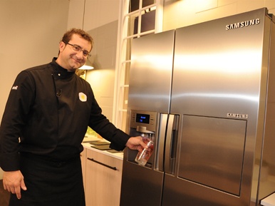 Sergio Fernández utiliza electrodomésticos Samsung en su cocina