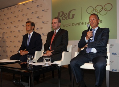 Marc Pritchard, director global de marketing de P&G, Jacques Rogge, presidente del COI, y Gerhard Heiberg, presidente de la comisión de marketing del