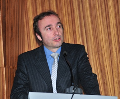 Javier San Román, editor de la revista Estrategias, dio la bienvenida a los invitados