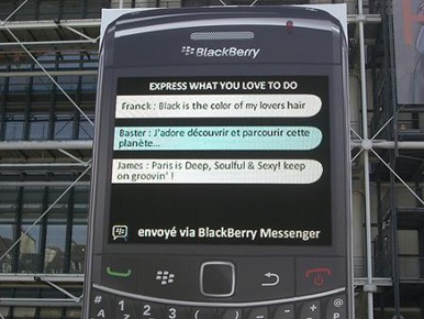 Un gigantesco blackberry en la fachada del Centro Pompidou