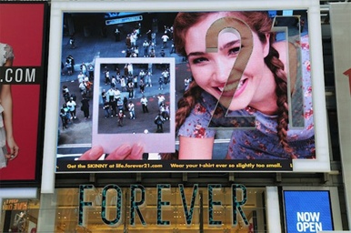 La modelo virtual de Forever21 haciendo fotos de Times Square