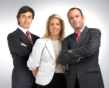 De derecha a izquierda Csar Vacchiano presidente de Grupo Consultores Kika Sambls y Pedro Loureiro consejeros delegados de Grupo Consultores