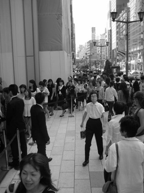 Fila para la apertura de la primera tienda HM en Tokio Sept 2008 por Jaime Martin