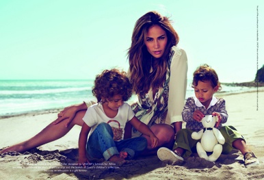 Jennifer López posa con sus gemelos en las playas de Malibú