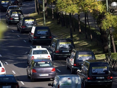 Una caravana de coches fúnebres recorrieron las calles de Madrid