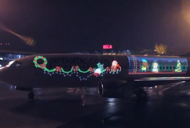 Duendes decoran un avión de AirBaltic