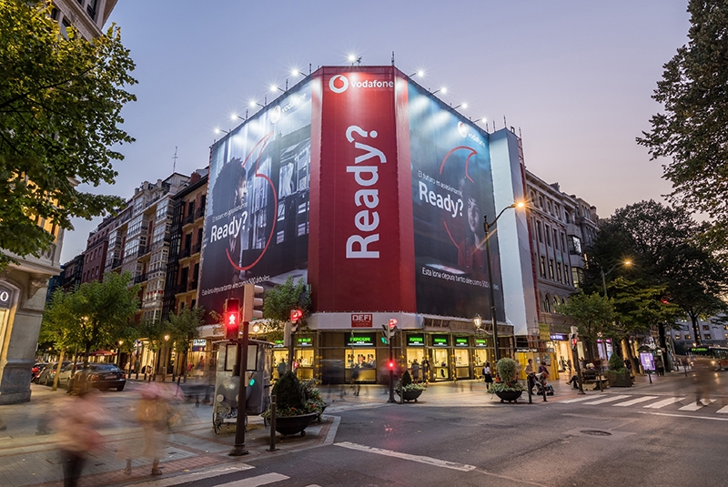 Vodafone despliega lonas publicitarias que eliminan la contaminación