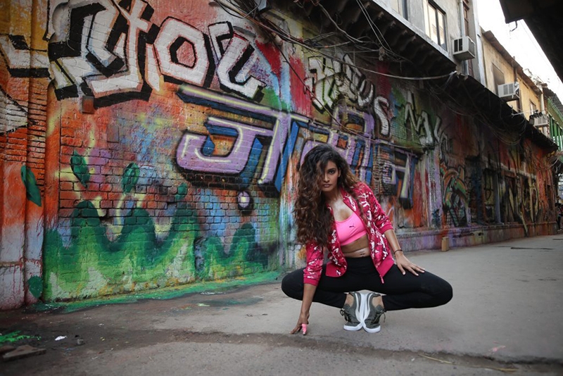 Puma pinta grafitis en un barrio histórico para rodar un anuncio