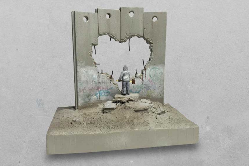 Banksy diseña nueva colección de souvenirs para su hotel