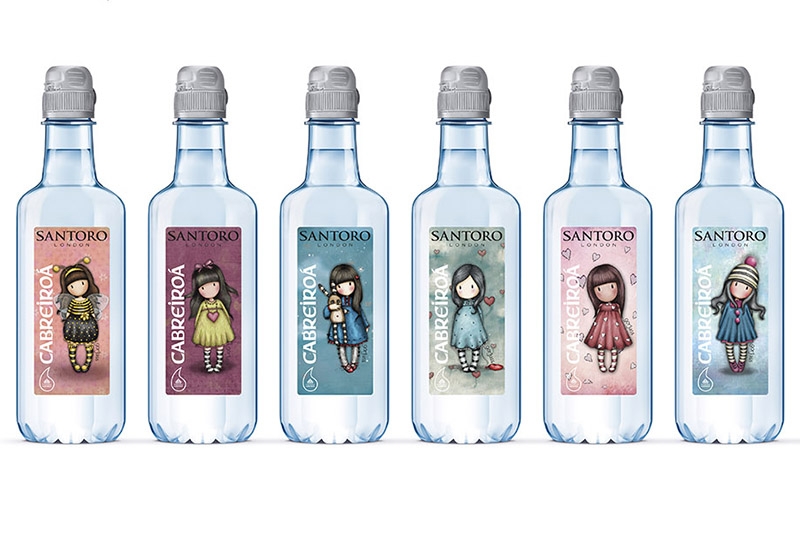 Las muñecas Gorjuss visten las nuevas botellas de Cabreiroá