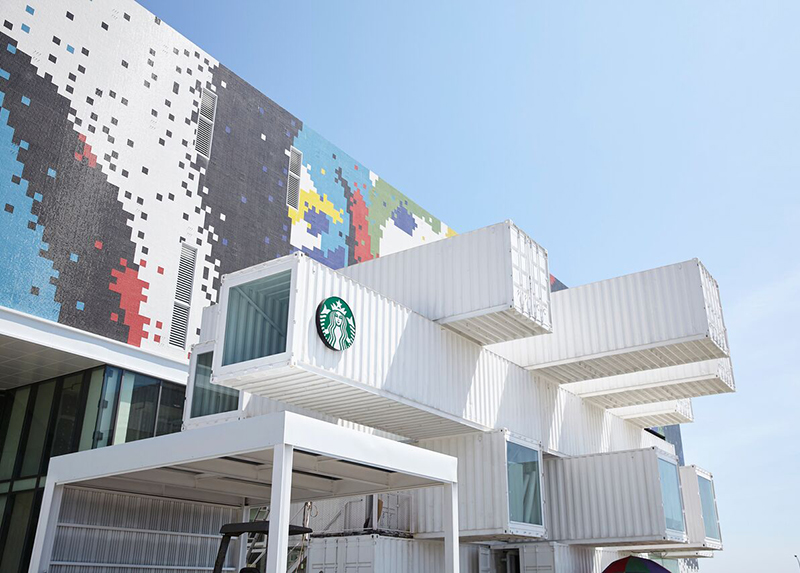 Starbucks abre una tienda hecha con contenedores reciclados