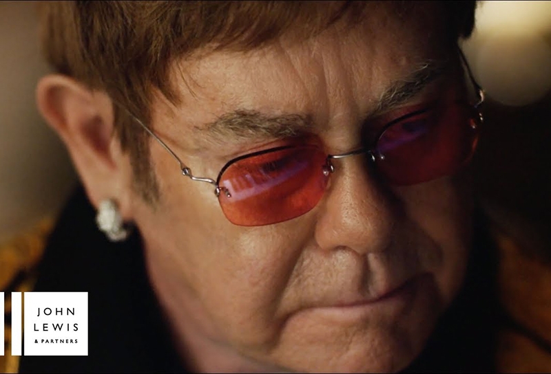 Elton John emociona en el anuncio navideño de John Lewis