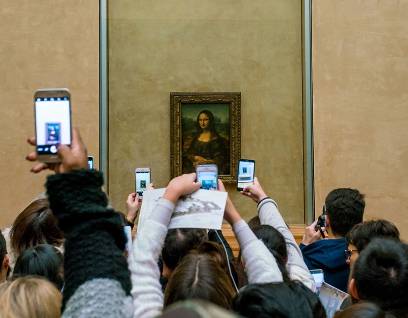 La Mona Lisa está harta de mirones y se escapa del museo