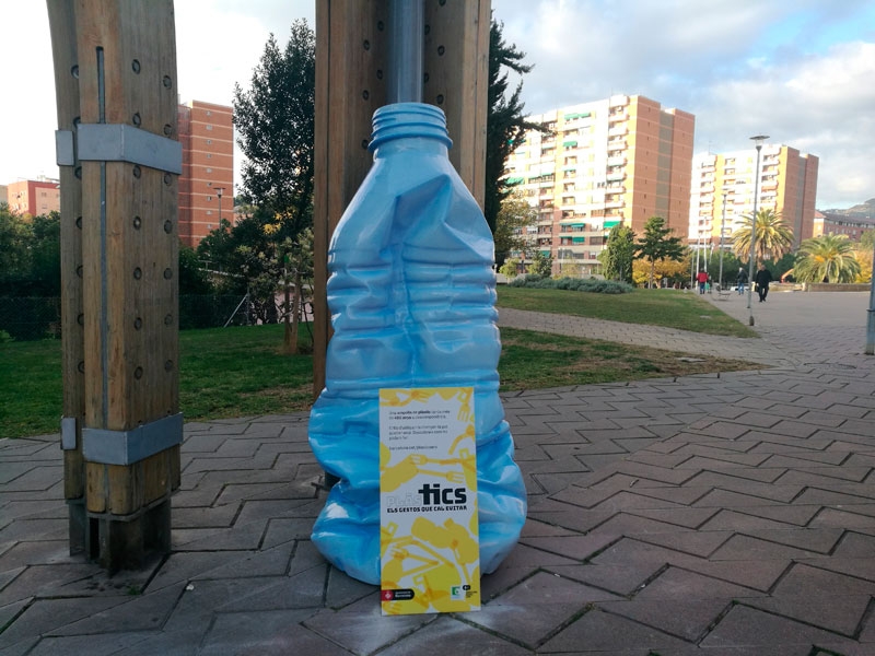 Esculturas gigantes para denunciar el consumo de plásticos