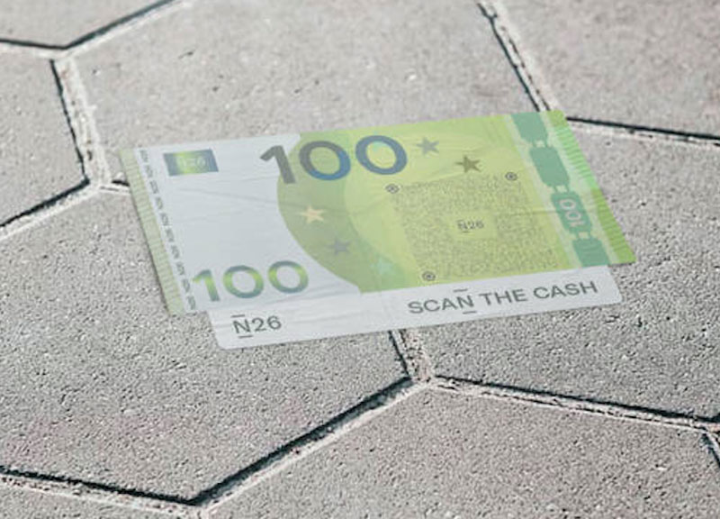 N26 llena las calles de Madrid de billetes de 50 y 100 euros