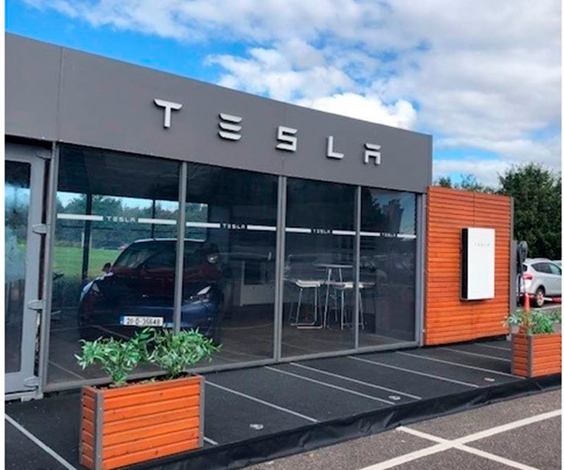(SOMOS) monta una pop-up store de Tesla para realizar test-drives