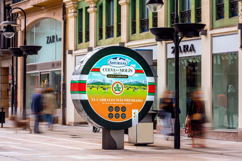 JCDecaux instala quesos gigantes en las calles asturianas