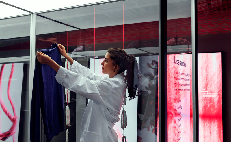 H&M instala su máquina de reciclaje en sus tiendas a la vista del público