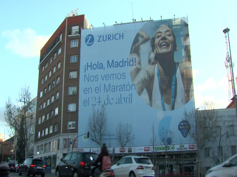 Zurich instala una lona publicitaria que limpia el aire de Madrid