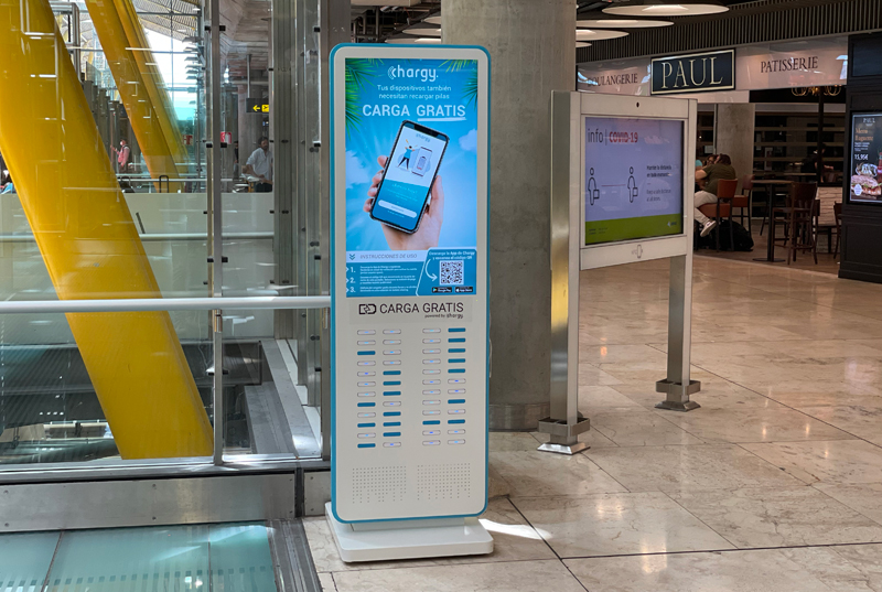 AENA y Chargy ofrecen carga gratuita de móviles en el aeropuerto