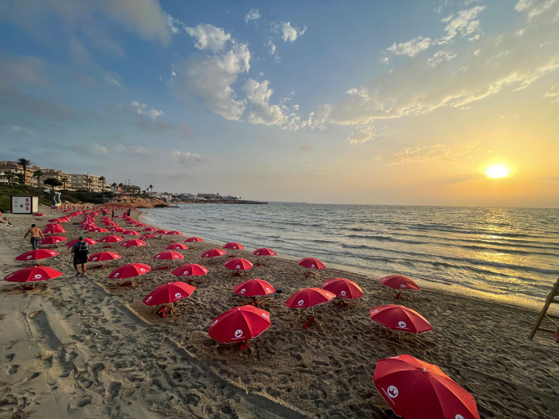EmbargosAloBestia planta 600 sombrillas en la playa