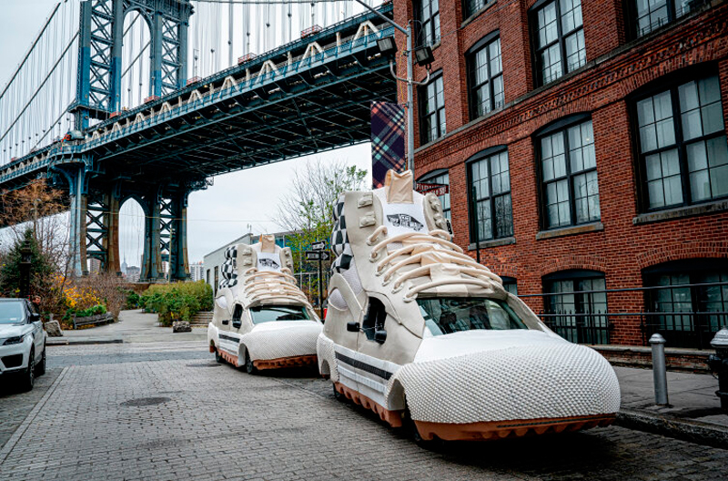 Dos gigantescas Vans recorren Nueva York