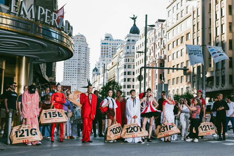 Óscar Casas desfila por la calle para presentar lo nuevo de KFC