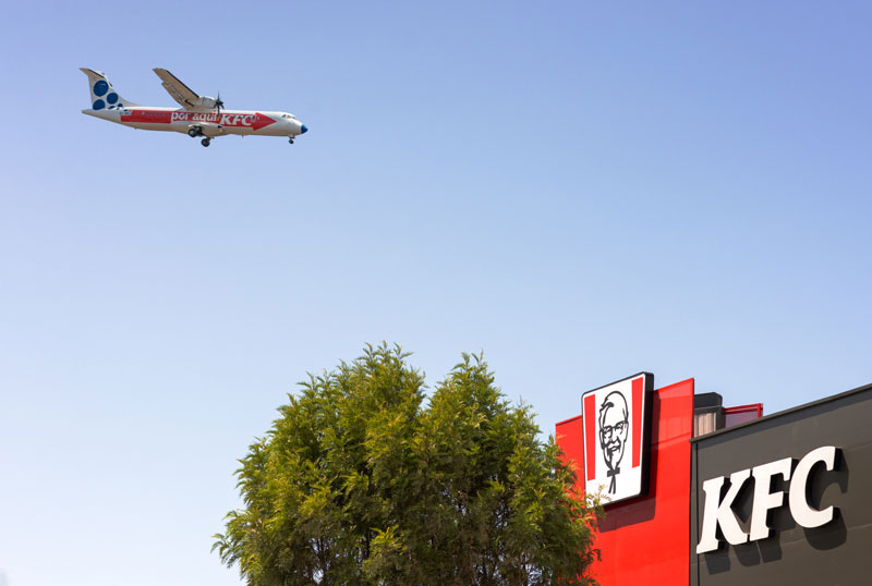 Un avión señaliza la ubicación del nuevo KFC en Tenerife