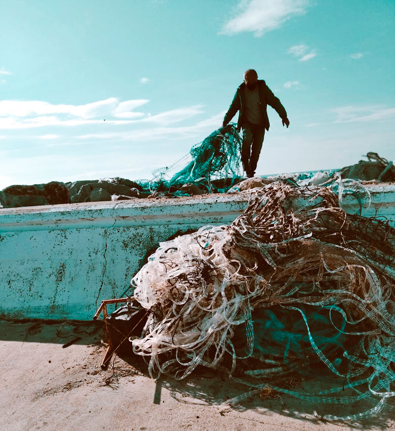Alain Afflelou recoge plástico de mares y puertos