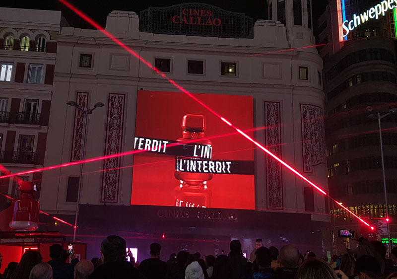 Acción sincronizada y espectáculo de luces de Givenchy en Callao