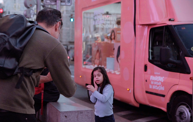 Los muñecos inclusivos de Miniland llegan a las calles madrileñas